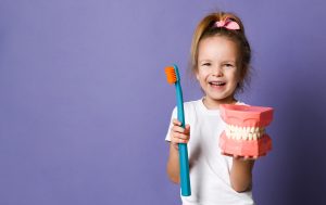 Richtig Zähne putzen von Klein auf - Tipps und Tricks bei MENSCHENSKINDER! Foto: Adobe Stock / Dmitry Lobanov