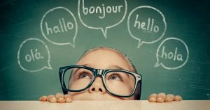 Kinder zweisprachig erziehen - Tipps zum richtigen Lernen und Expertenmeinungen bei MENSCHENSKINDER! Foto: Adobe Stock / Myst