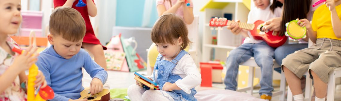 Ob Montessori-, Waldorf- oder Musik-Kindergarten: MENSCHENSKINDER! gibt Tipps, wie Eltern sich für die passende Kita entscheiden. Foto: Adobe Stock / Oksana Kuzmina