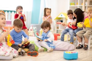 Ob Montessori-, Waldorf- oder Musik-Kindergarten: MENSCHENSKINDER! gibt Tipps, wie Eltern sich für die passende Kita entscheiden. Foto: Adobe Stock / Oksana Kuzmina