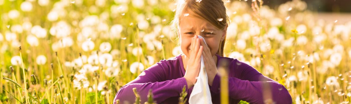 Was hilft bei Heuschnupfen und anderen Allergien? Infos und Tipps jetzt MENSCHENSKINDER! Foto: Adobe Stock / Kzenon