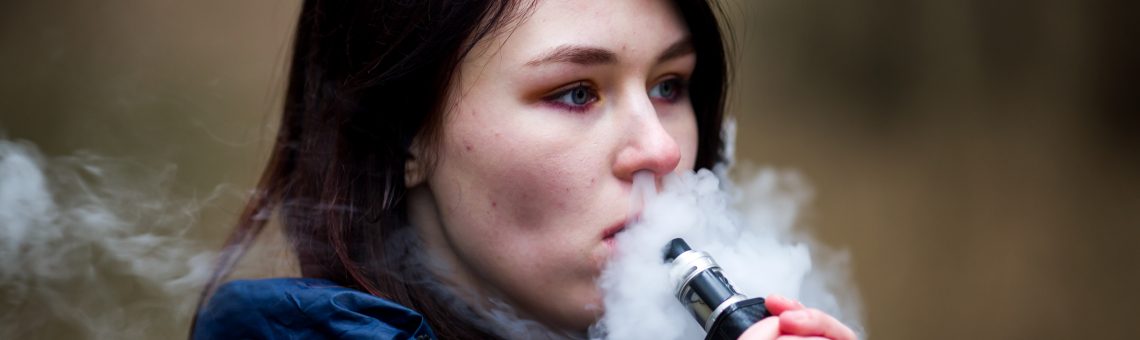 Risiko E-Zigarette: Immer mehr Teenager und Kinder vapen. Foto: AdobeStock/aleksandr_yu