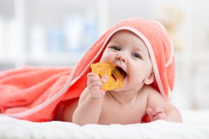 Tipps und Tricks für zahnende Babys: Jetzt bei MENSCHENSKINDER! Foto: Adobe Stock/Oksana Kuzmina
