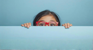 Wie erkennen Eltern, ob ihr Kind eine Sehstörung oder Sehschwäche hat? Und wie kann die behoben werden? Tipps dazu jetzt bei MENSCHENSKINDER!NRW. Foto: KI-generiert