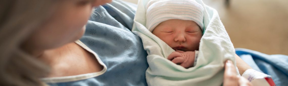 Das erweiterte Neugeborenen-Screening: Alle Fakten und Vorteile jetzt bei MENSCHENSKINDER! Foto: AdobeStock/Louis-Paul Photo