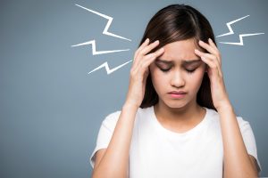 Migräne bei Kindern: Symptome, Erscheinungsbilder und Behandlungsmöglichkeiten - jetzt bei MENSCHENSKINDER! Foto: AdobeStock/metamorworks